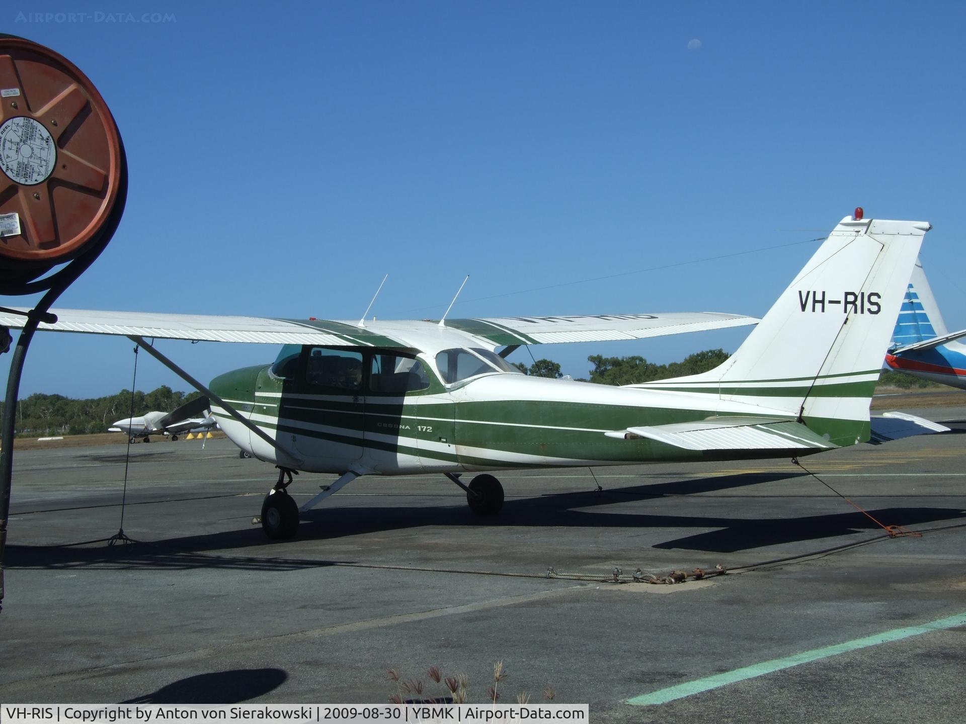 VH-RIS, 1970 Cessna 172L C/N 17259237, VH-RIS @ YBMK (Mackay) Cessna 172L