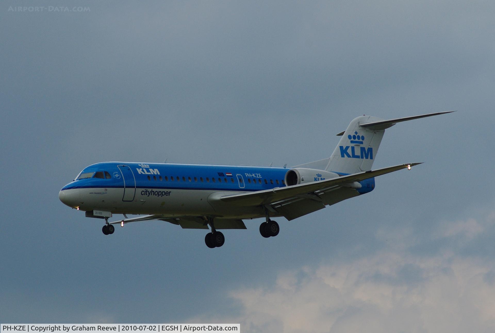 PH-KZE, 1996 Fokker 70 (F-28-0070) C/N 11576, Landing at Norwich.