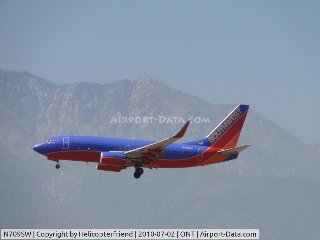 N709SW, 1998 Boeing 737-7H4 C/N 27843, On final to runwaY 26R