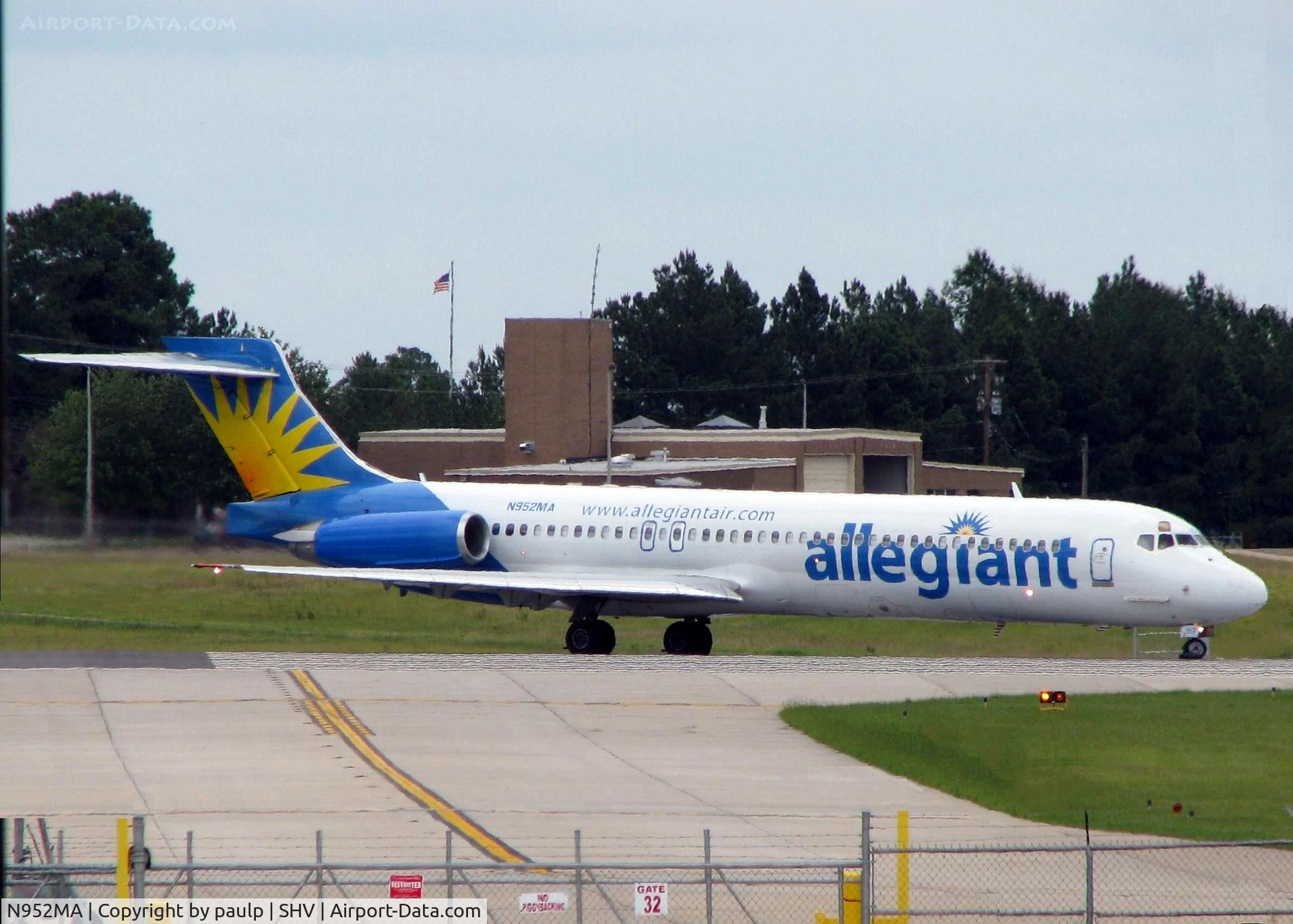 N952MA, 1988 McDonnell Douglas DC-9-87 C/N 49673, About to take-off from Shreveport Regional.