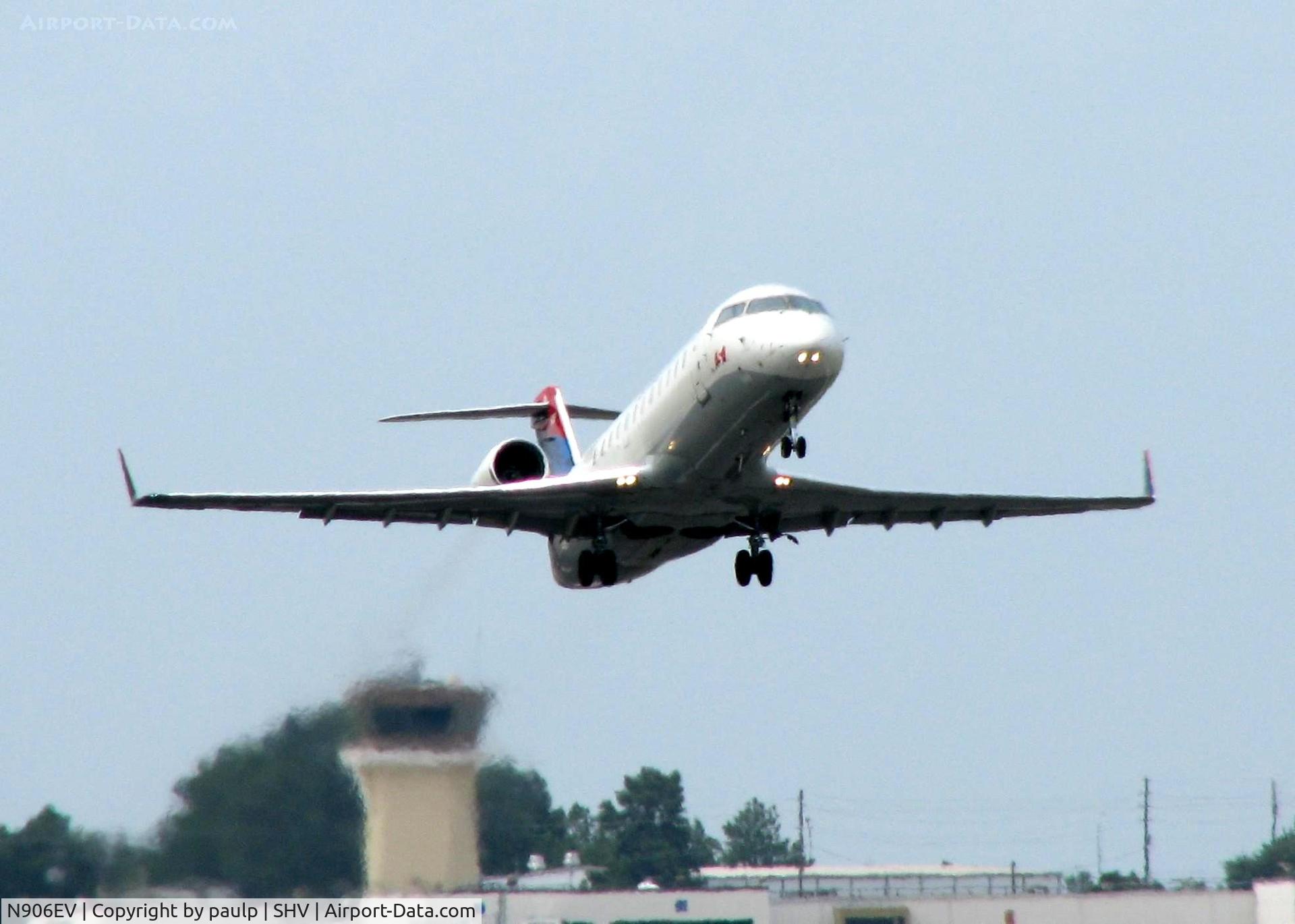 N906EV, 2002 Bombardier CRJ-200ER (CL-600-2B19) C/N 7642, Off of 14 at Shreveport Regional.