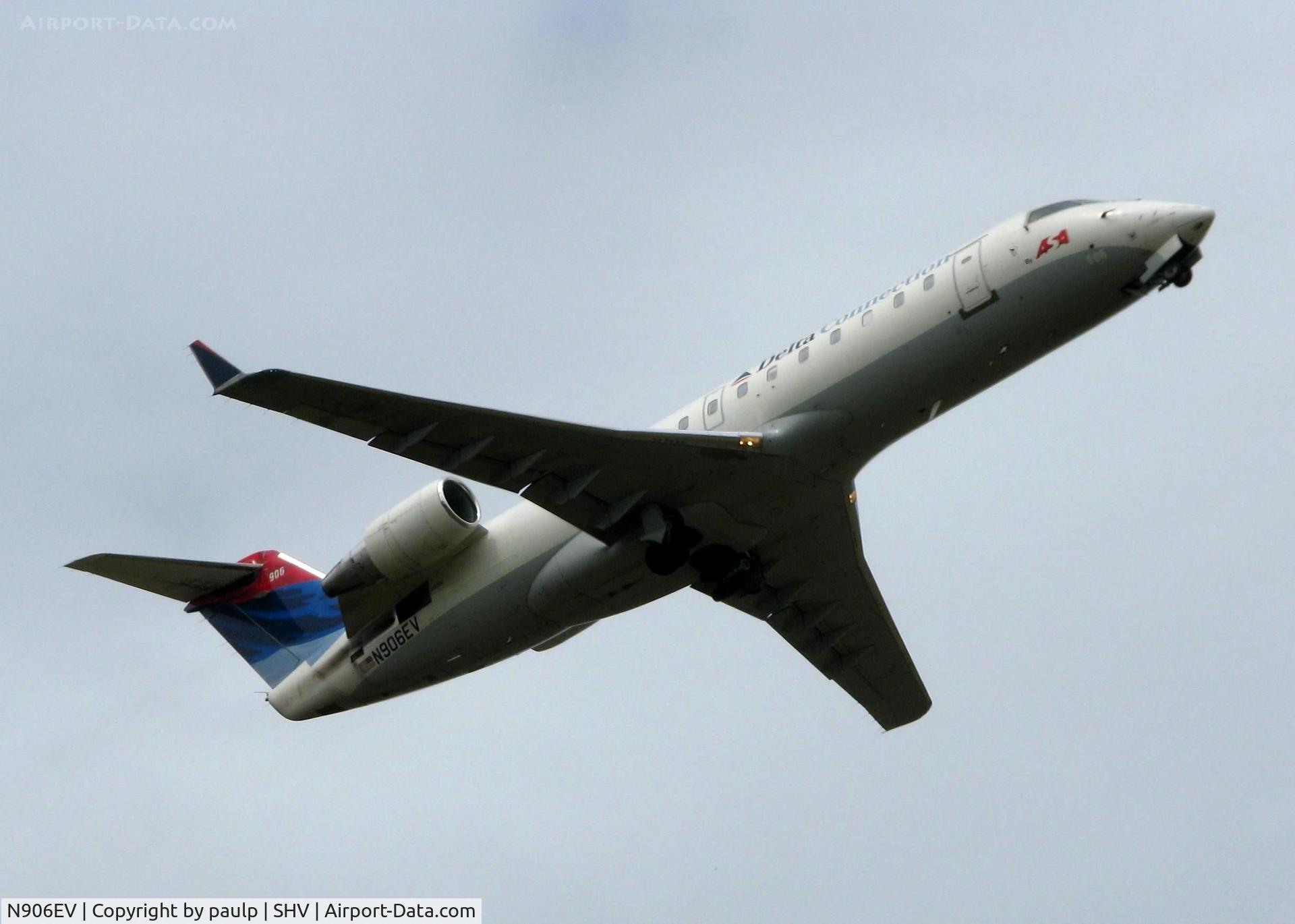 N906EV, 2002 Bombardier CRJ-200ER (CL-600-2B19) C/N 7642, Off of 14 at Shreveport Regional.