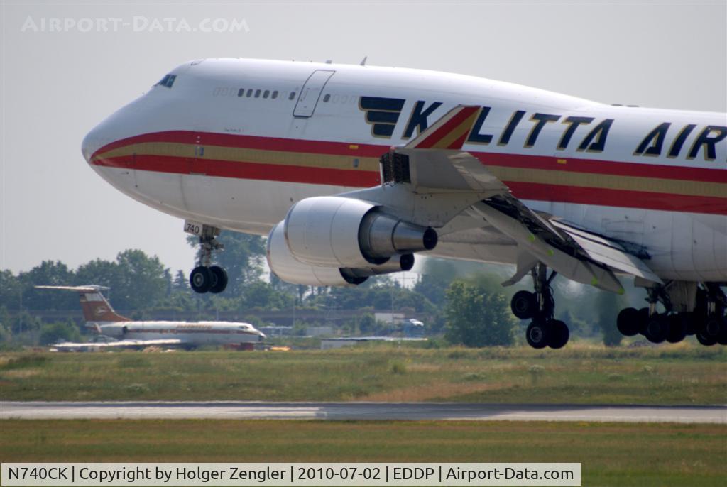 N740CK, 1989 Boeing 747-4H6 C/N 24405, Unusual touch down on 08L