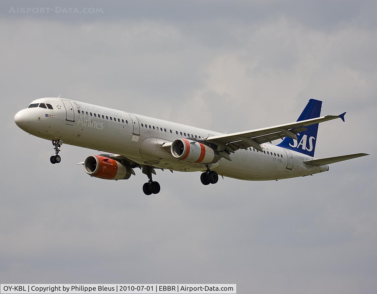 OY-KBL, 2001 Airbus A321-232 C/N 1619, Happy me : while on short final rwy 25L, this stretched version shows different engine caps colors. One fully orange and the other one striped.