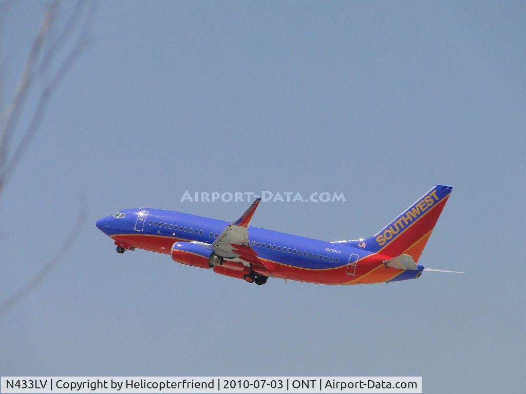 N433LV, 2003 Boeing 737-7H4 C/N 33716, Taking off from 26R and heading westbound