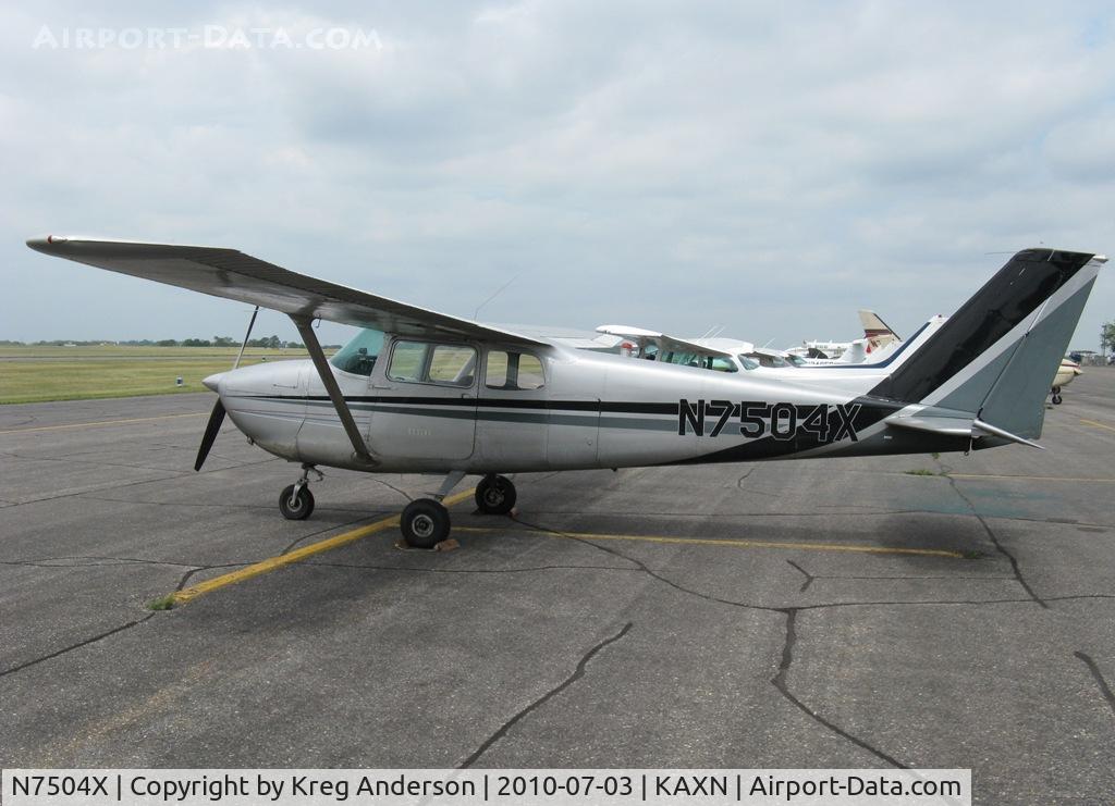 N7504X, 1960 Cessna 172B C/N 17248004, Cessna 172B Skyhawk on the line.