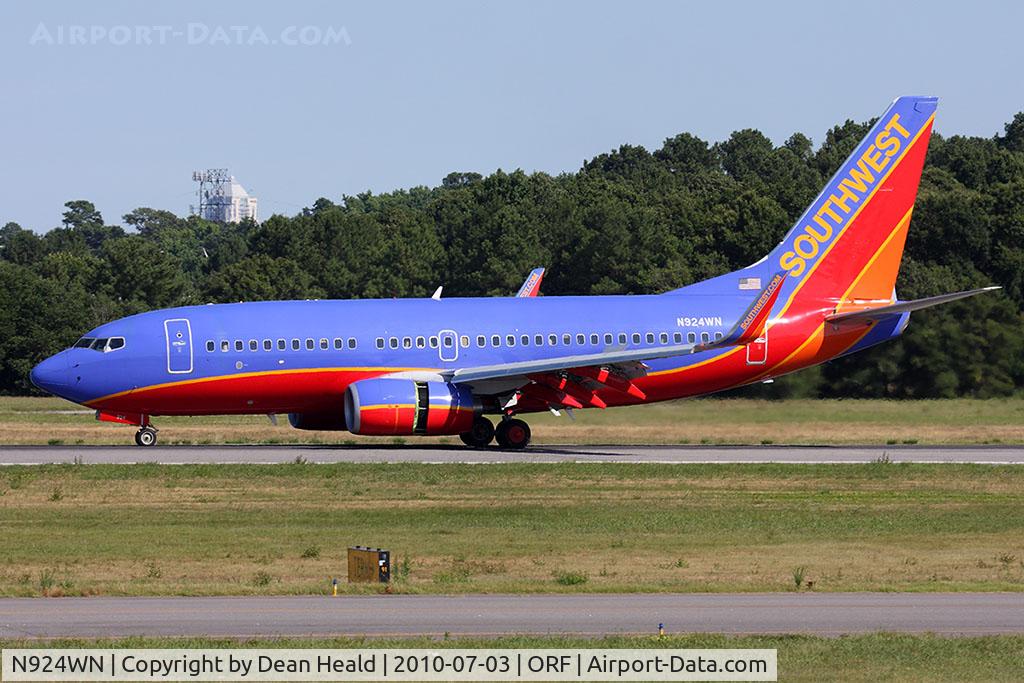 N924WN, 2008 Boeing 737-7H4 C/N 36628, Southwest Airlines N924WN (FLT SWA1788) rolling out on RWY 5 after arrival from Orlando Int'l (KMCO).