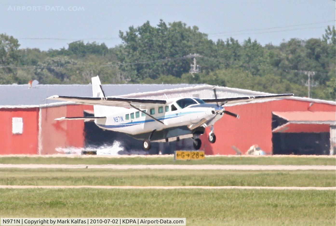 N971N, 2004 Cessna 208B Grand Caravan C/N 208B1071, WORLDWIDE AIRCRAFT LEASING CORP Cessna 208B Grand Carivan, N971N departing 20R KDPA while practicing full stop landings.