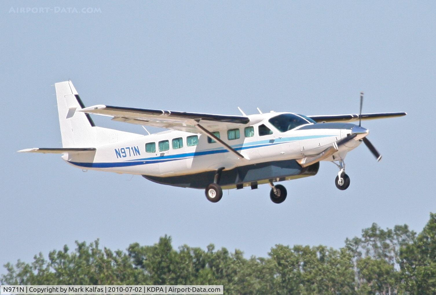 N971N, 2004 Cessna 208B Grand Caravan C/N 208B1071, WORLDWIDE AIRCRAFT LEASING CORP Cessna 208B Grand Carivan, N971N departing 20R KDPA while practicing full stop landings.