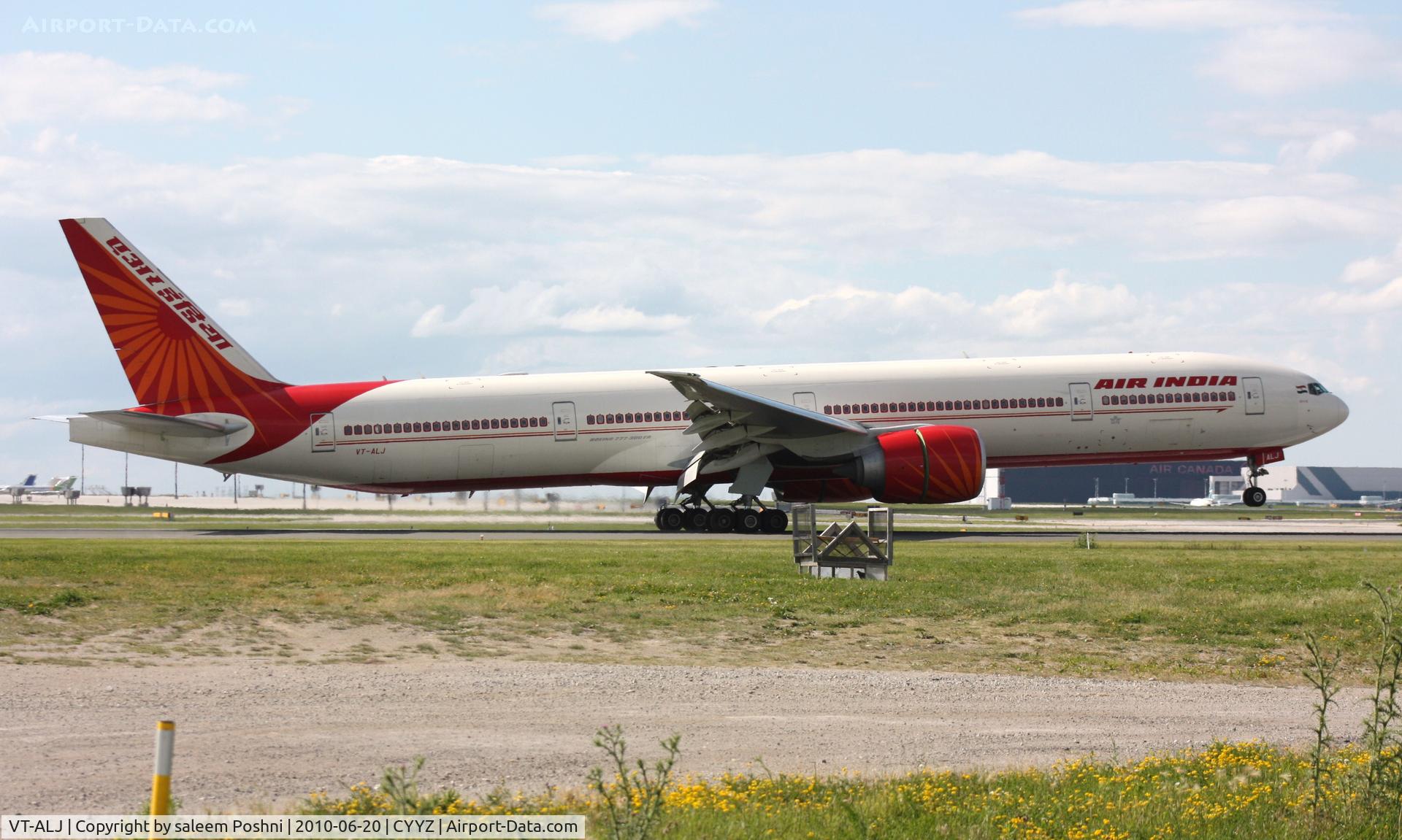 VT-ALJ, 2007 Boeing 777-337/ER C/N 36308, Air India landing on runway 6R