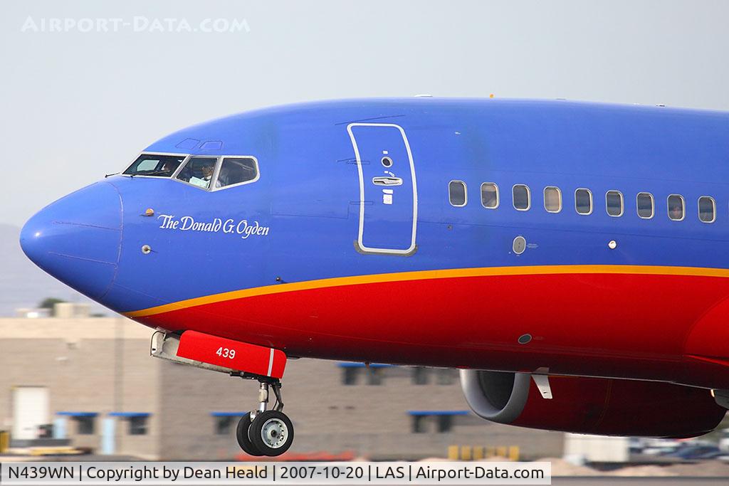N439WN, 2003 Boeing 737-7H4 C/N 29834, Close-up of the nose of Southwest Airlines 