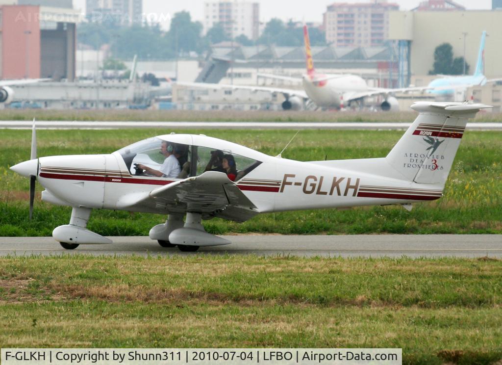 F-GLKH, Robin R-3000-160 C/N 158, Taxiing holding point rwy 32R for departure...