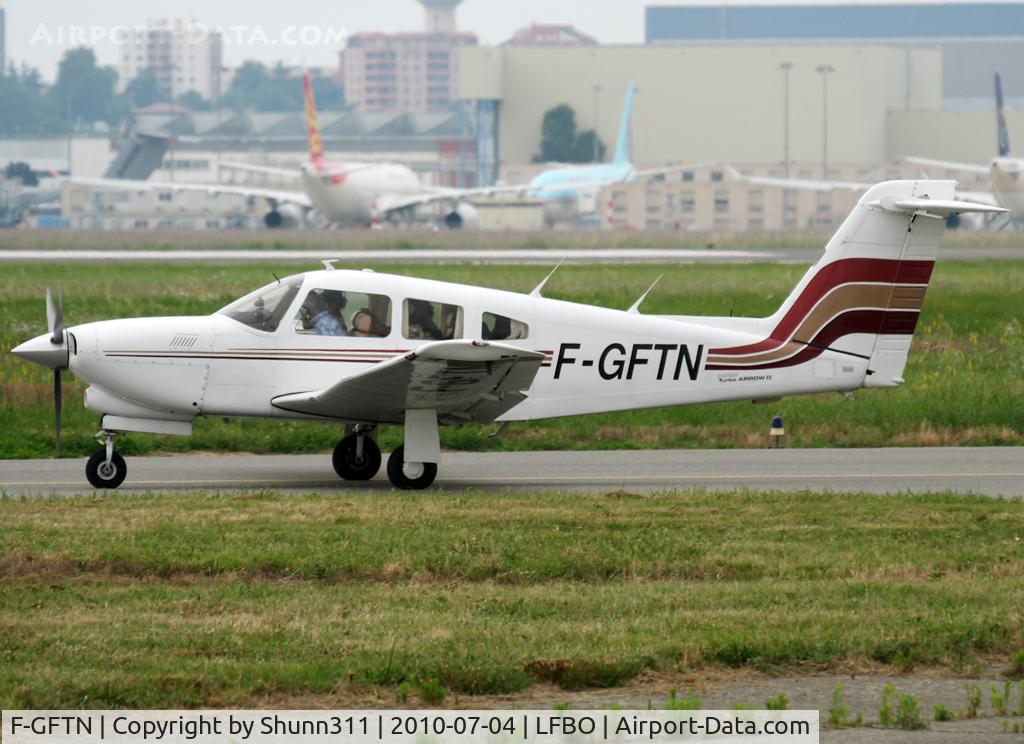 F-GFTN, Piper PA-28RT-201T Turbo Arrow IV C/N 28R-7931103, Taxiing holding point rwy 32R for departure...
