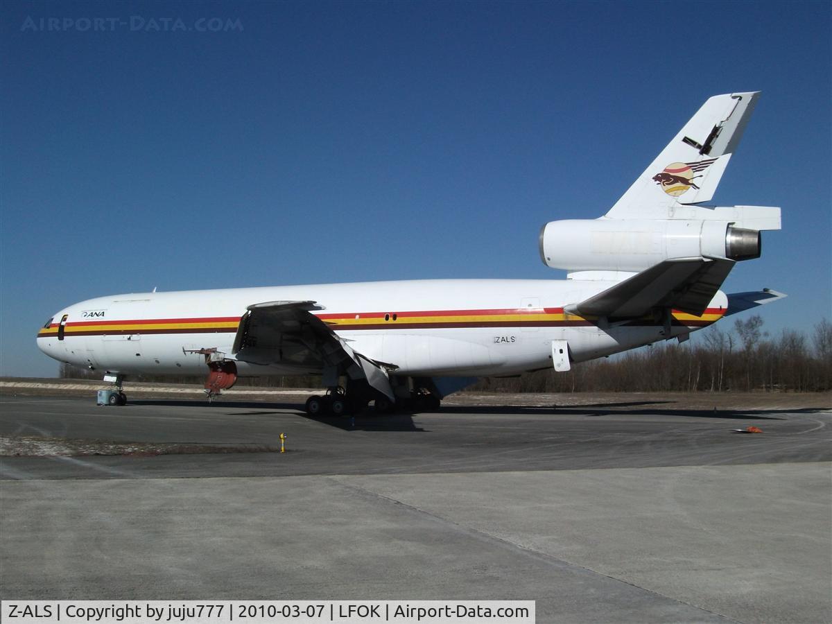 Z-ALS, 1978 McDonnell Douglas DC-10-30F C/N 46976, waiting scaper