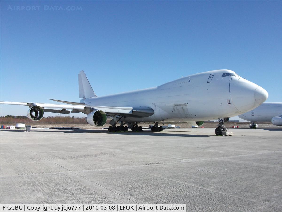 F-GCBG, 1982 Boeing 747-228F/SCD C/N 22939, waiting scraper
