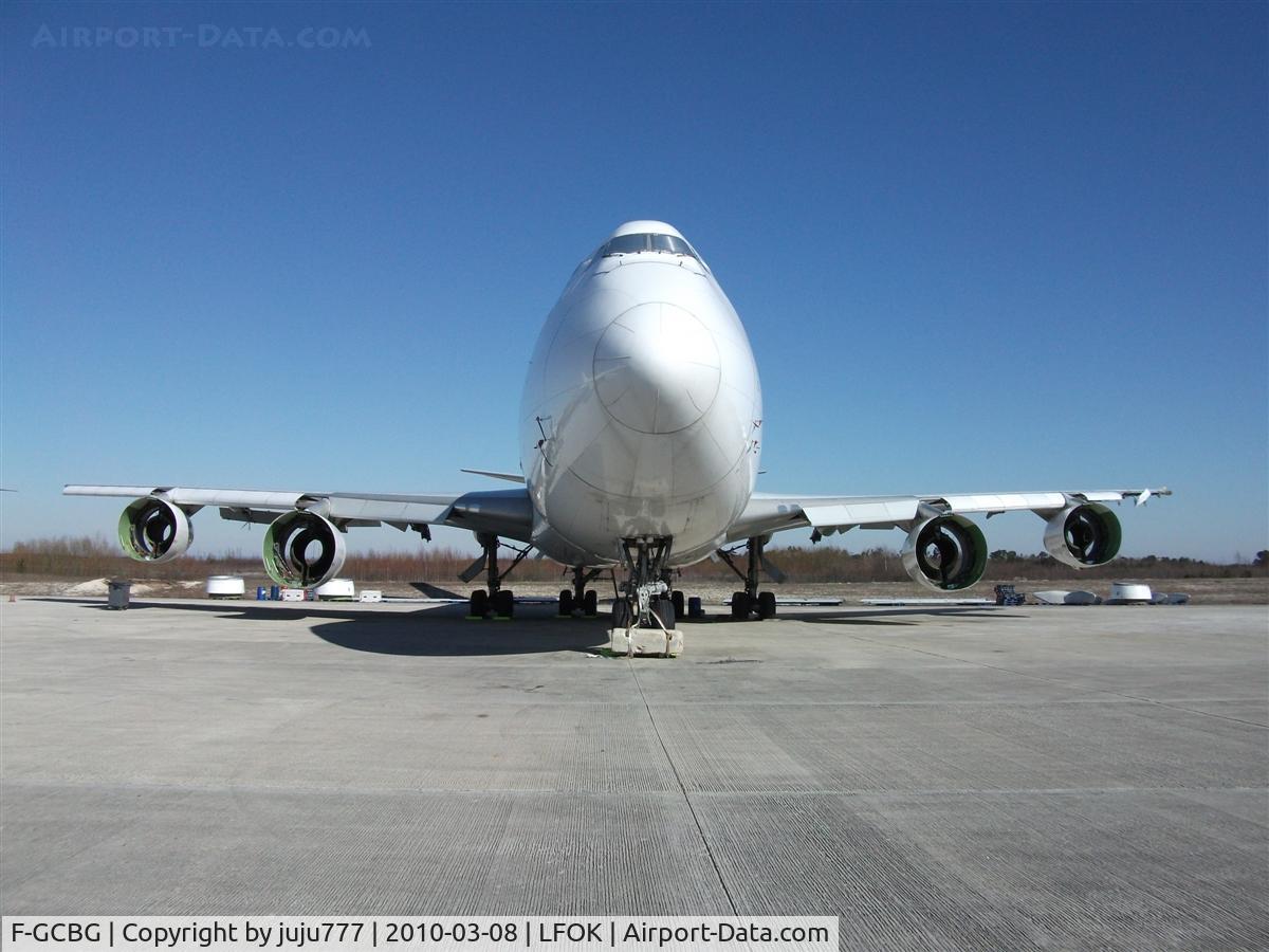 F-GCBG, 1982 Boeing 747-228F/SCD C/N 22939, waiting scraper