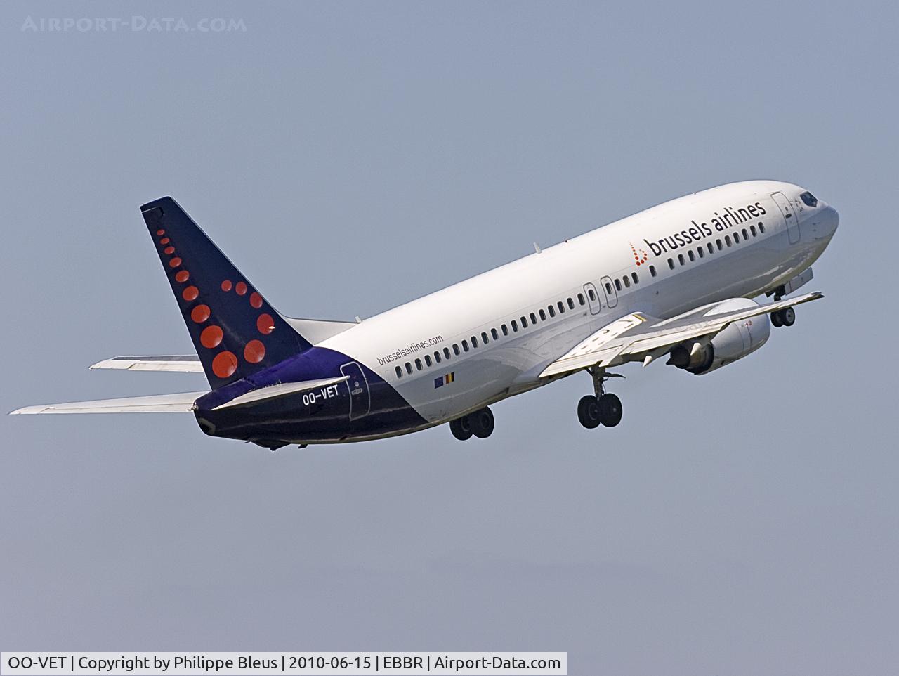OO-VET, 1998 Boeing 737-4Q8 C/N 28202, Old -400, ex-Virgin Express, non wingleted, taking off from rwy 07R.