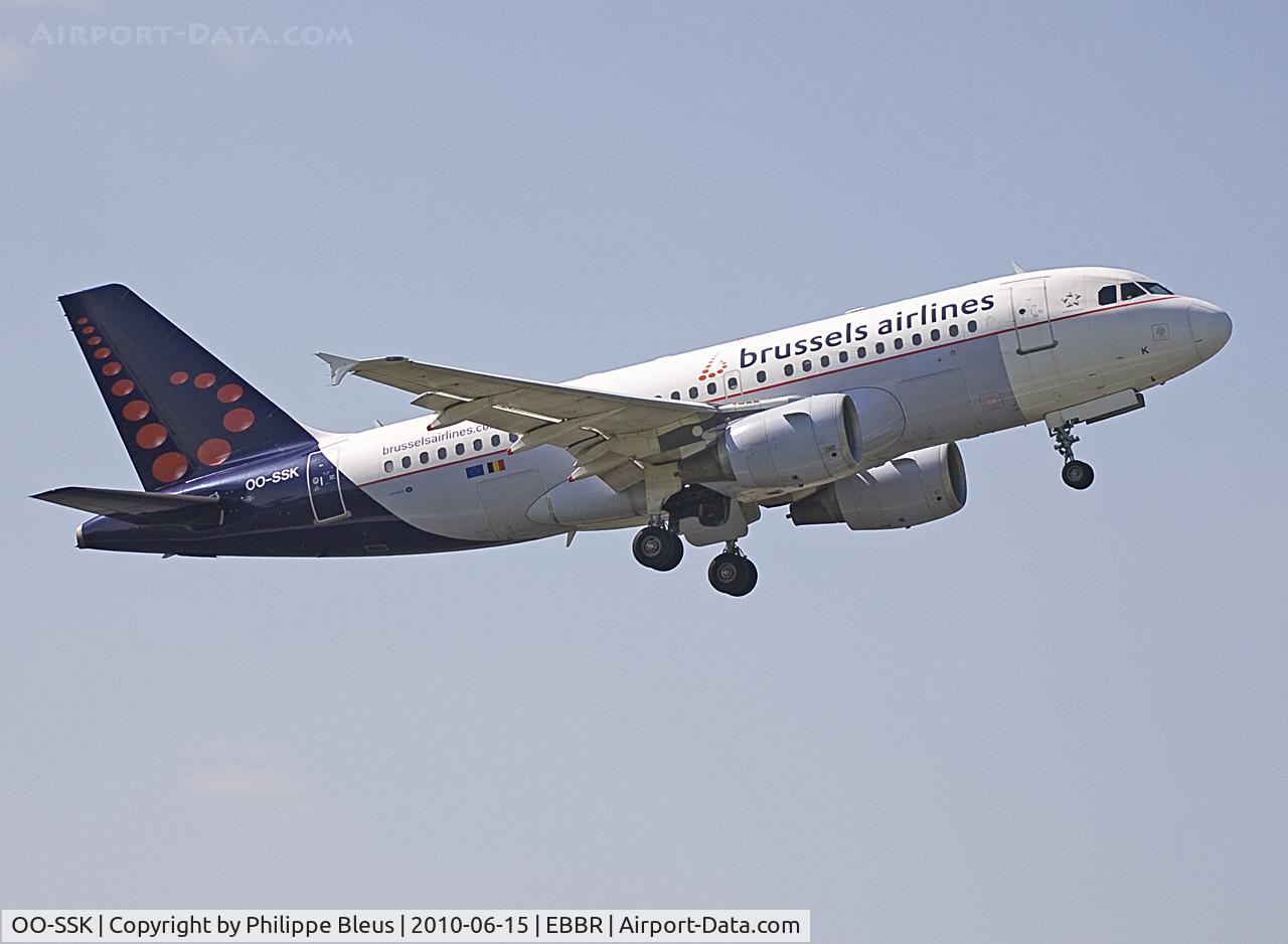 OO-SSK, 2000 Airbus A319-112 C/N 1336, Local resident, taking off from rwy 07R which is not that usual in Brussels. By the way, it's the one with, from far, the longest range among the 