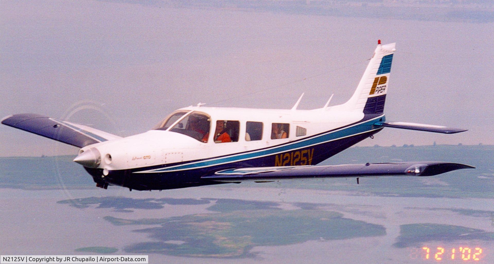 N2125V, 1977 Piper PA-32R-300 Cherokee Lance C/N 32R-7780431, Inflight over Lake Erie, photo taken from C182.