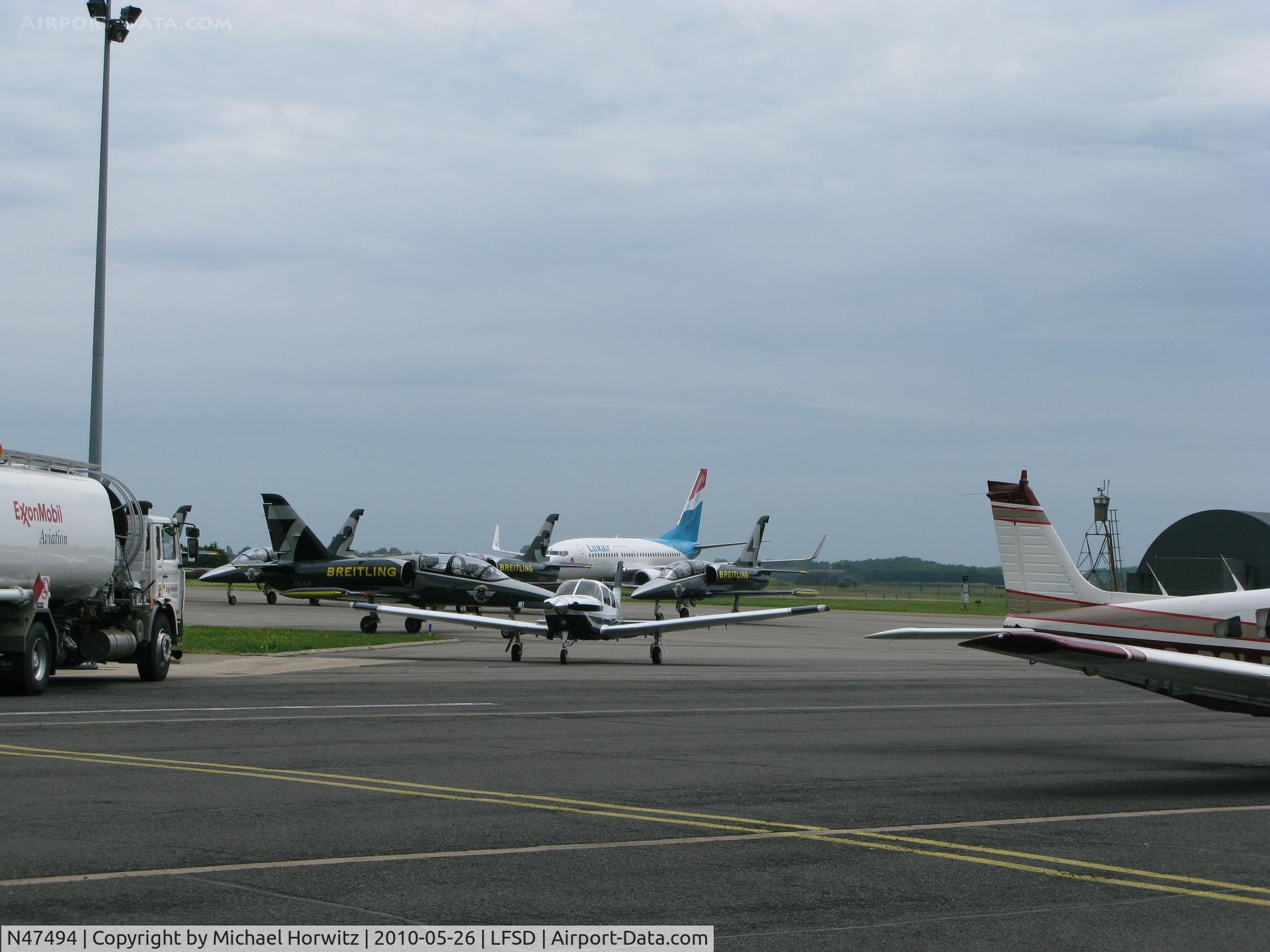 N47494, Piper PA-28R-201 Cherokee Arrow III C/N 28R-7737166, Taxi for fuel at Dijon