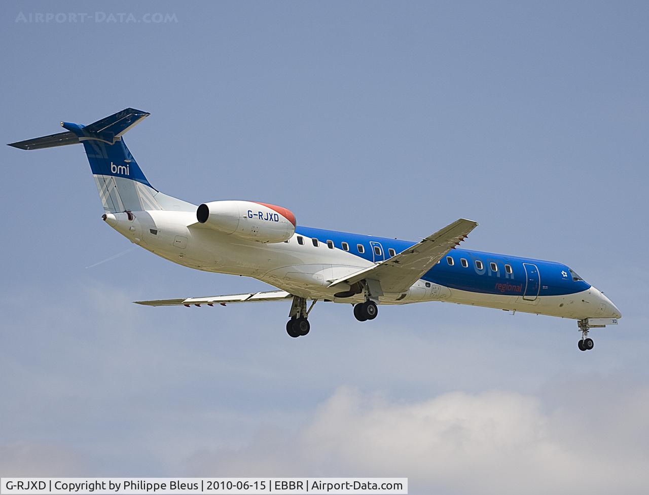 G-RJXD, 2000 Embraer EMB-145EP (ERJ-145EP) C/N 145207, British regional jet passing the fence while landing on rwy 02.