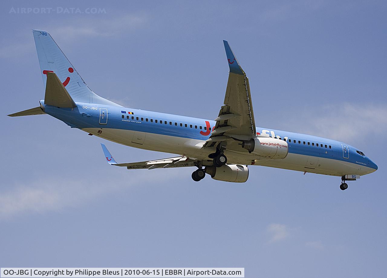 OO-JBG, 2008 Boeing 737-8K5 C/N 35142, For once another registration isn't it. Diving to runway 02. In no second, she'll be overflying the fence.