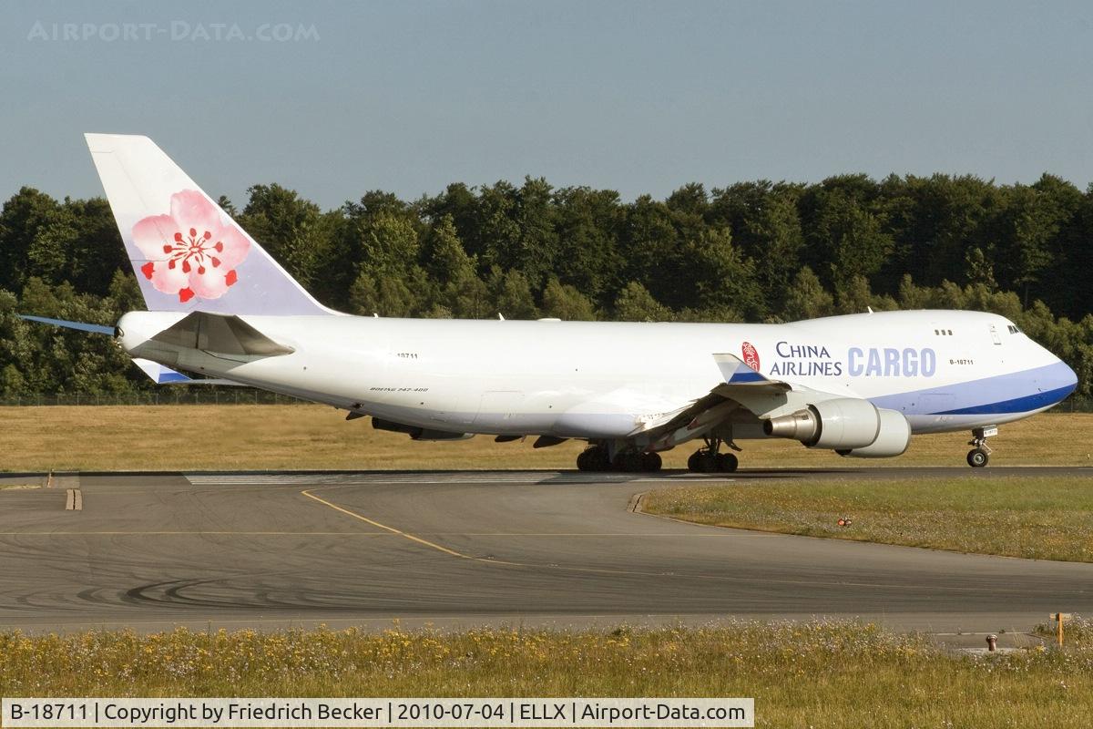 B-18711, 2002 Boeing 747-409F/SCD C/N 30768, line up RW24