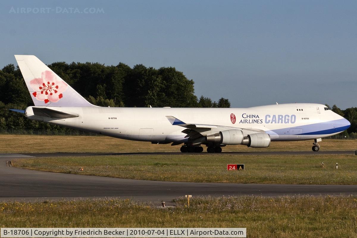 B-18706, 2001 Boeing 747-409F/SCD C/N 30763, line up RW24
