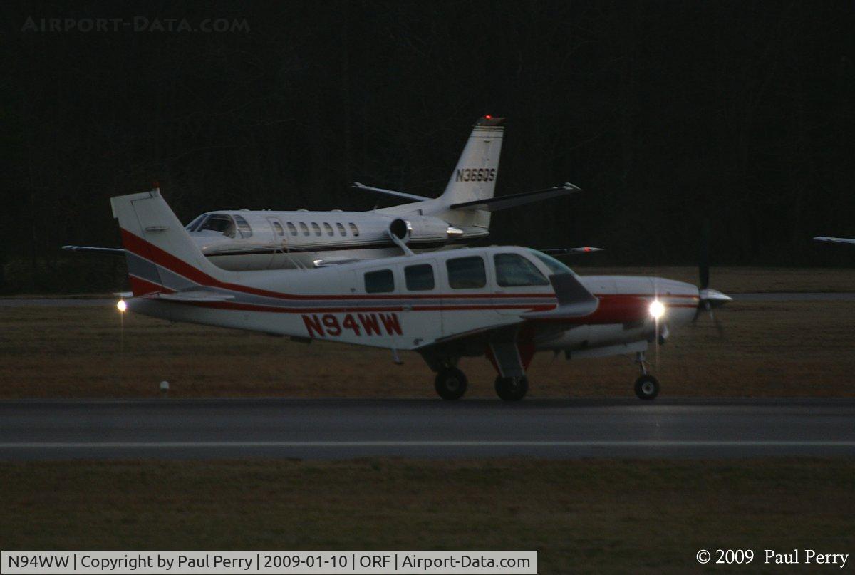 N94WW, 1981 Beech A36 Bonanza 36 C/N E-1817, Lights on and mobile