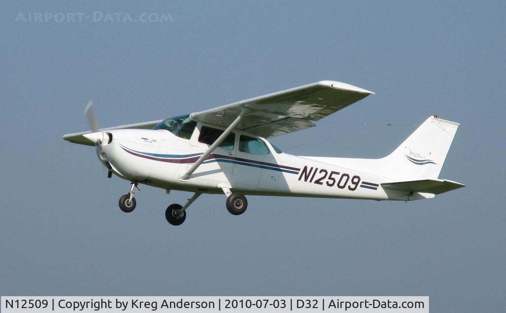 N12509, 1973 Cessna 172M C/N 17262030, Starbuck Fly-in 2010; rides duty.