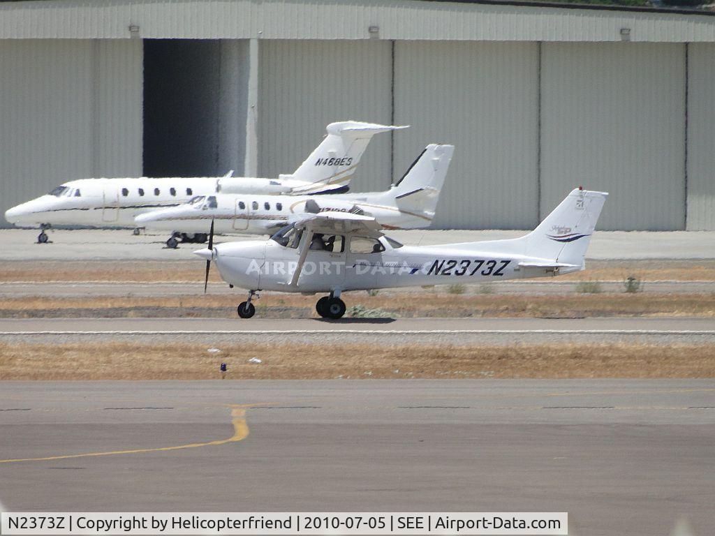 N2373Z, 1999 Cessna 172S C/N 172S8075, Student pilot doing touch & go's