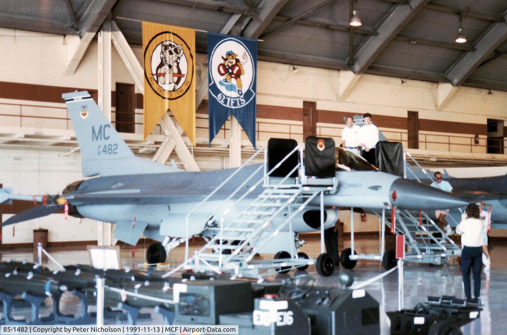 85-1482, 1985 General Dynamics F-16C Fighting Falcon C/N 5C-262, F-16C Falcon of 72nd Fighter Squadron/52nd Fighter Wing at MacDill AFB in November 1991. Prior to October 1, 1991 the designation was 63rd TFTS.