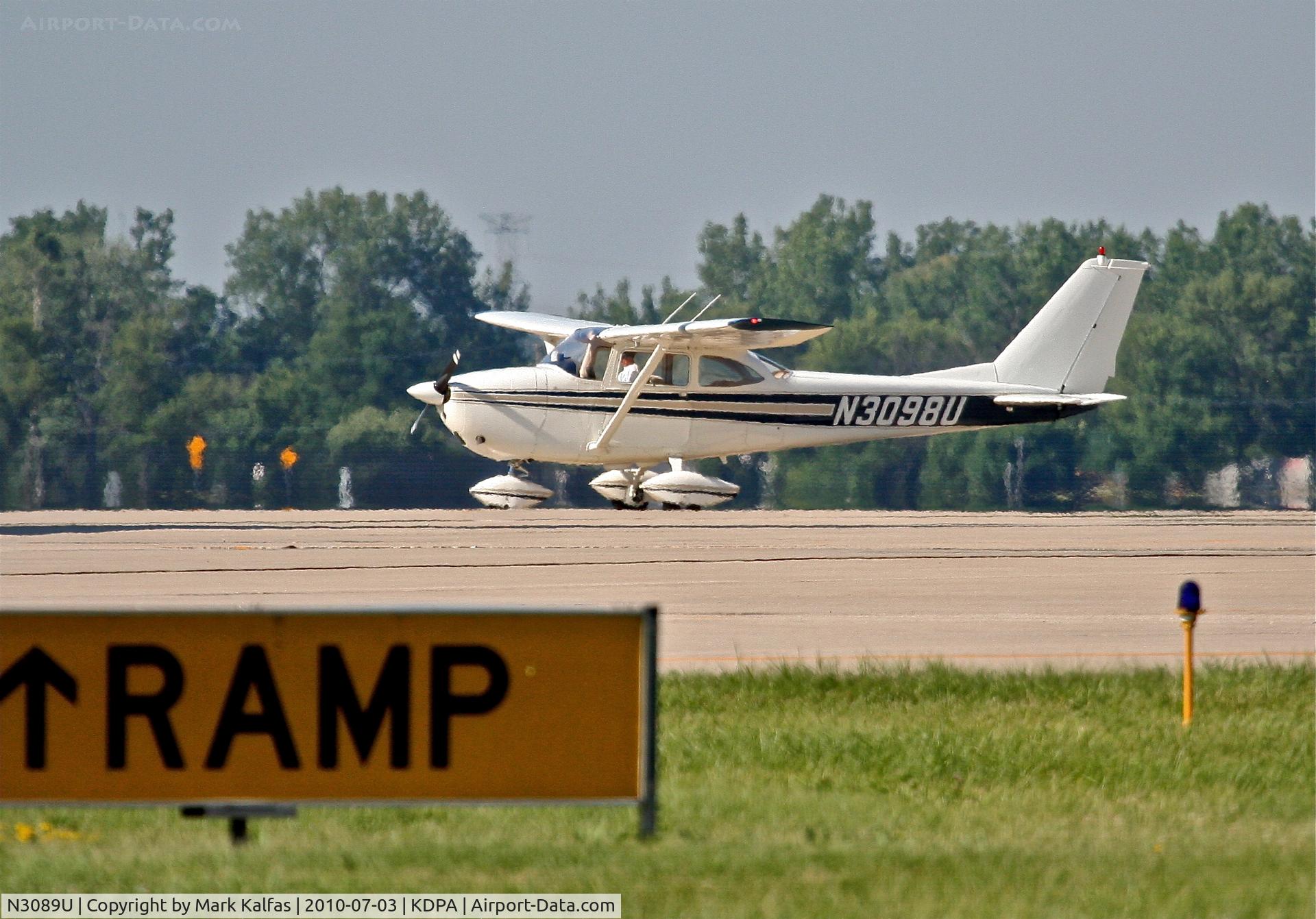 N3089U, 1963 Cessna 172E C/N 17250689, Cessna 172E, N3098U taxiing to the ramp at KDPA.
