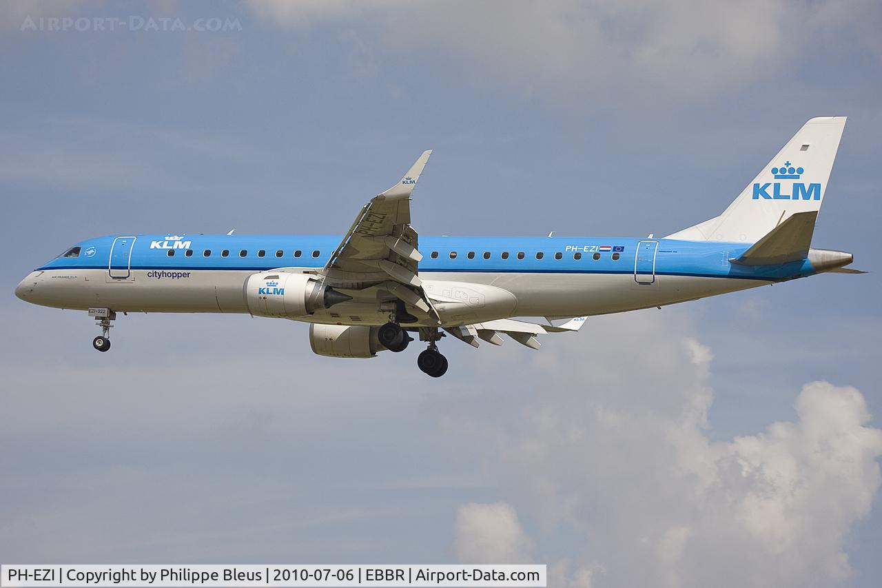 PH-EZI, 2009 Embraer 190LR (ERJ-190-100LR) C/N 19000322, Short final rwy 25L.