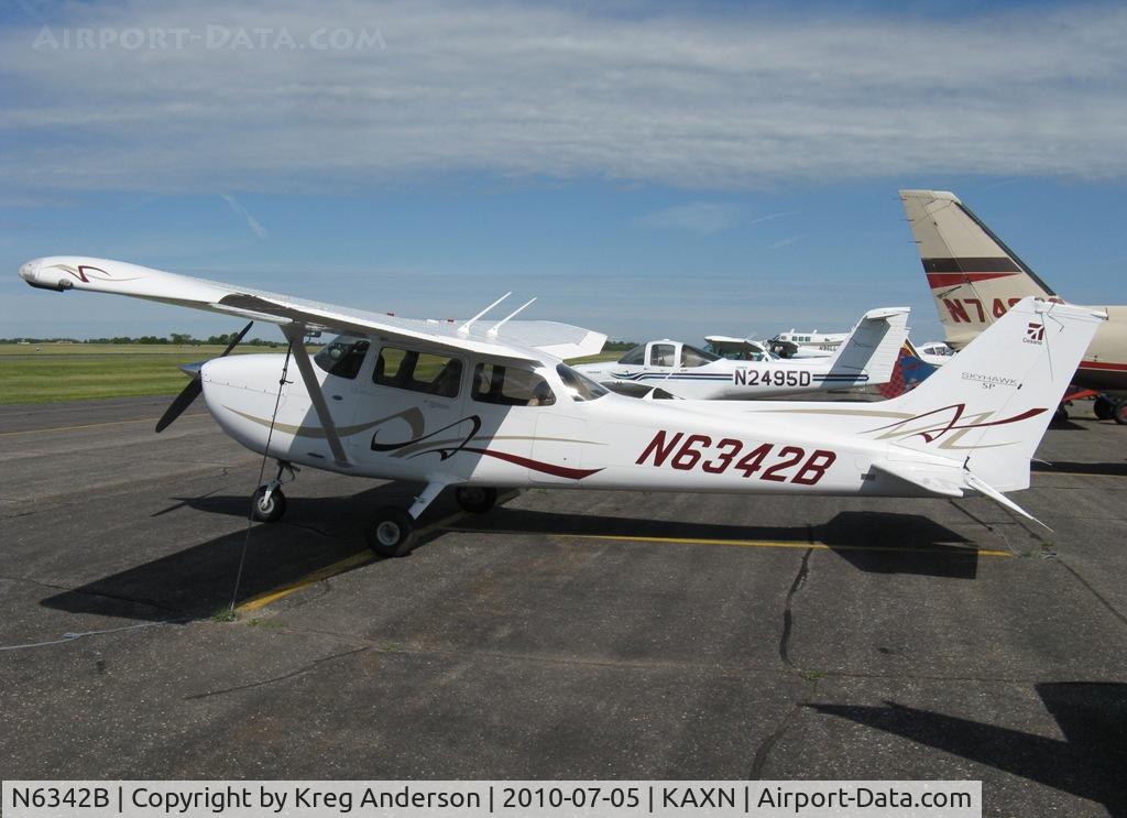 N6342B, 2008 Cessna 172S C/N 172S10842, Cessna 172S Skyhawk on the line.