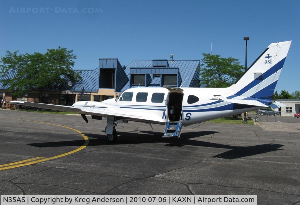 N35AS, 1977 Piper PA-31 C/N 31-7712101, Piper PA-31 Navajo by the fuel pump.