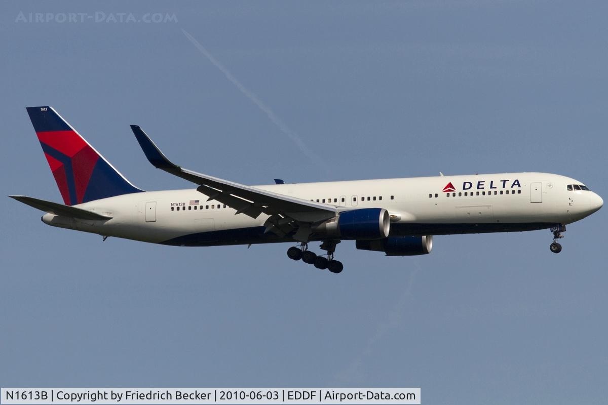 N1613B, 2001 Boeing 767-332 C/N 32776, short final RW07R