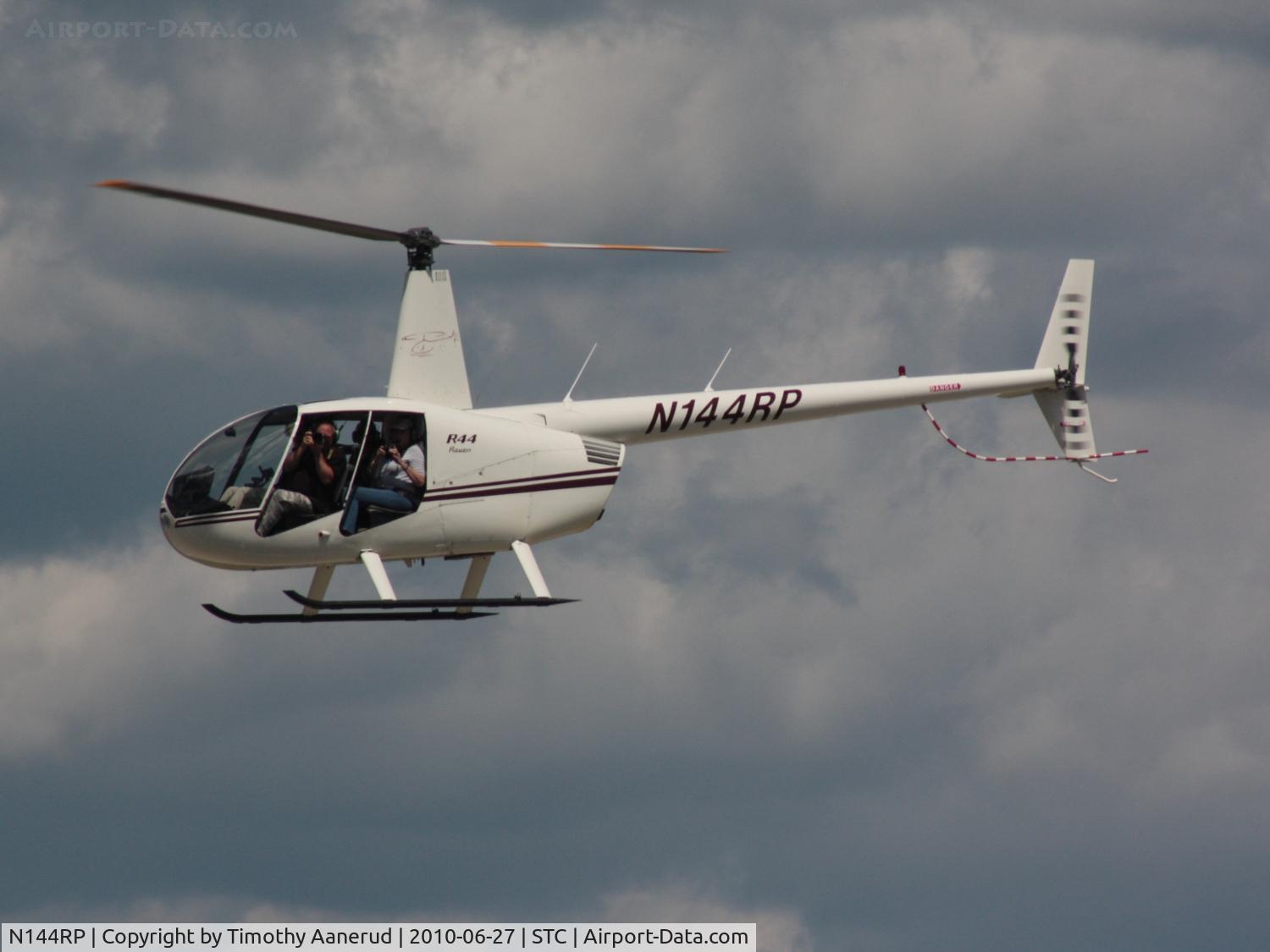 N144RP, 2000 Robinson R44 C/N 0766, 2000 Robinson Helicopter R44, c/n: 0766; taking pictures
