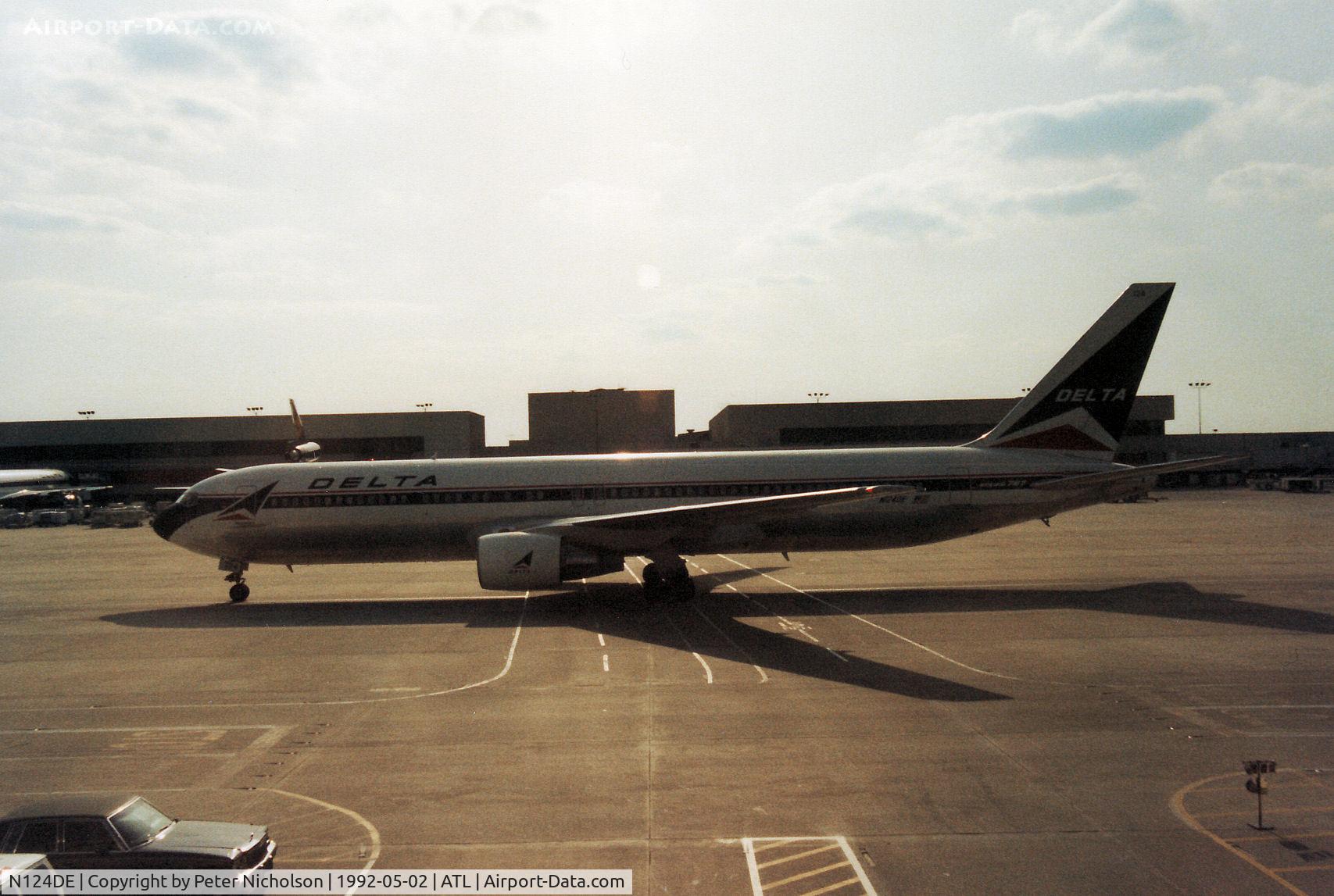 N124DE, 1987 Boeing 767-332 C/N 23438, Boeing 767-332 of Delta Airlines arriving at Atlanta's terminal in May 1992.