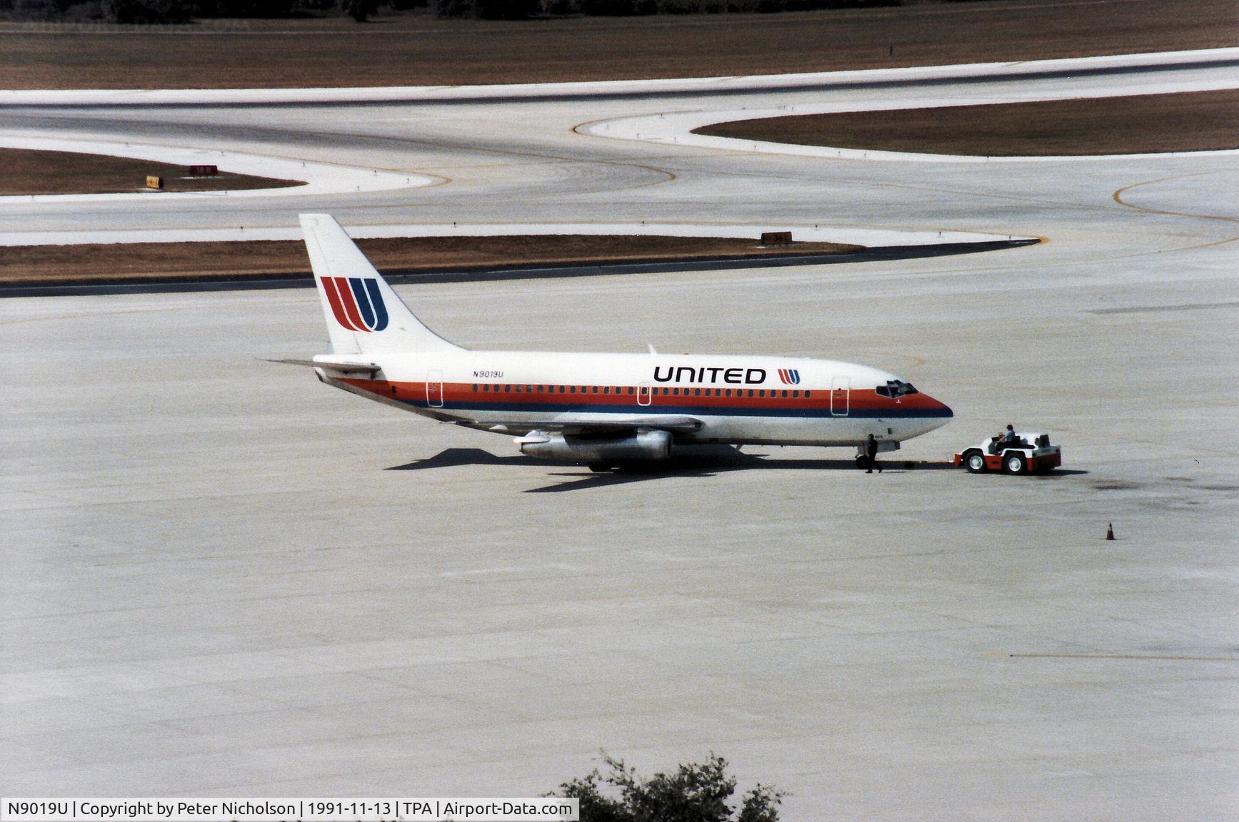 N9019U, 1968 Boeing 737-222 C/N 19057, Boeing 737-222 of United Air Lines on push-back at Tampa in November 1991.