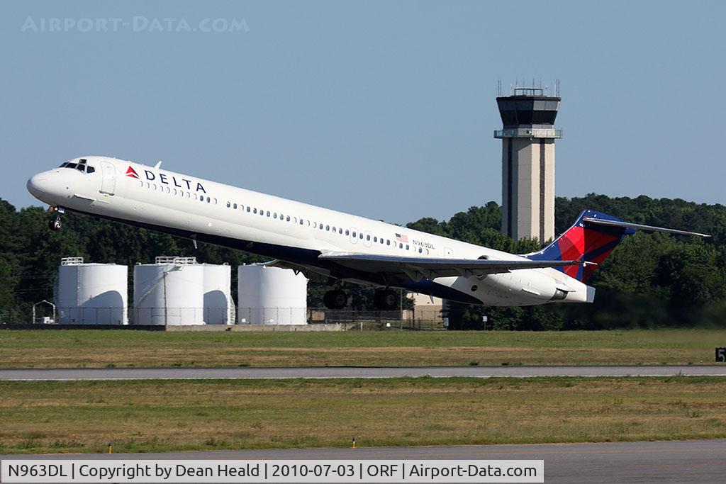 N963DL, 1990 McDonnell Douglas MD-88 C/N 49982, Delta Air Lines N963DL (FLT DAL1128) departing RWY 5 enroute to Hartsfield-Jackson Atlanta Int'l (KATL).