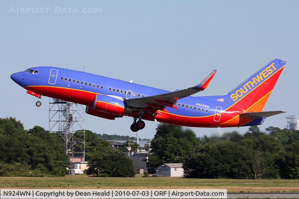 N924WN, 2008 Boeing 737-7H4 C/N 36628, Southwest Airlines N924WN (FLT SWA1788) departing RWY 5 enroute to Chicago Midway Int'l (KMDW).
