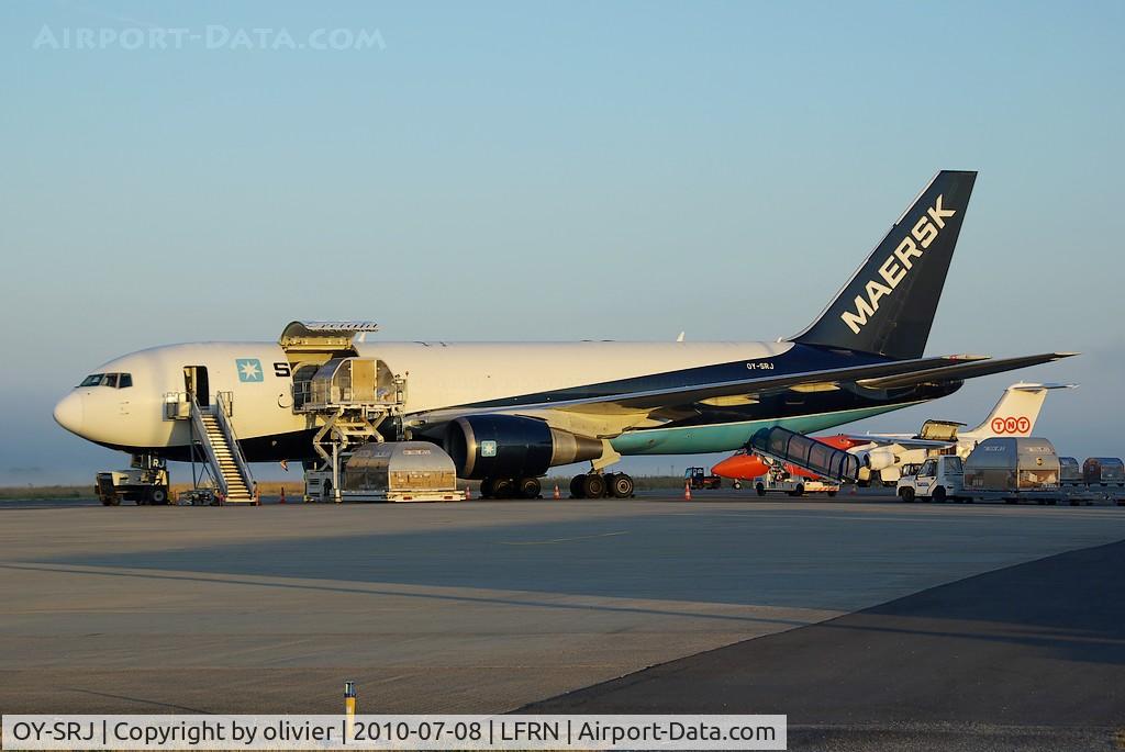 OY-SRJ, 1994 Boeing 767-25E(BDSF) C/N 27195, during unloading