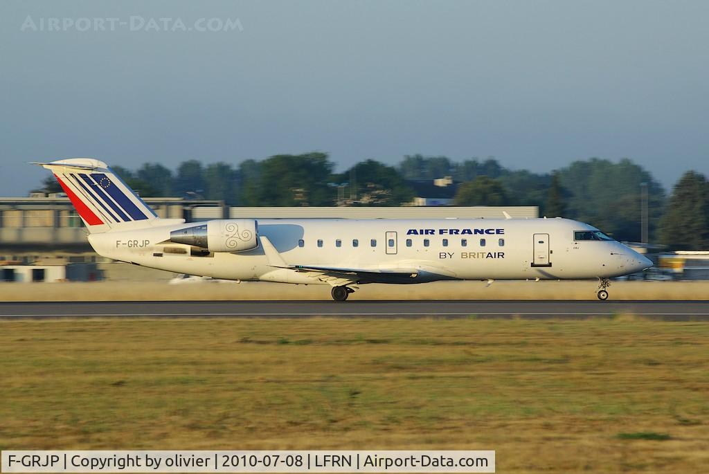 F-GRJP, 1999 Canadair CRJ-100ER (CL-600-2B19) C/N 7301, Taking-off from Rennes St-Jacques.