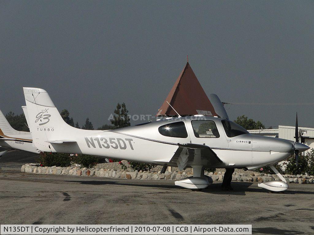 N135DT, 2007 Cirrus SR22 C/N 2690, Parked in front of Maniac Mike's Cafe