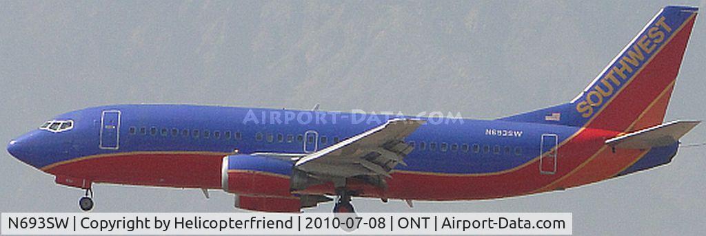 N693SW, 1985 Boeing 737-317 C/N 23174, On final to 26L