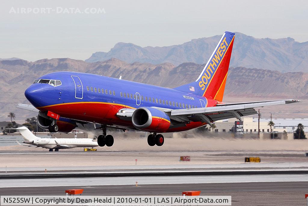 N525SW, 1992 Boeing 737-5H4 C/N 26567, Southwest Airlines N525SW (FLT SWA5357) from San Francisco Int'l (KSFO) landing RWY 25L, with a nice Global Express waiting to depart RWY 25R.