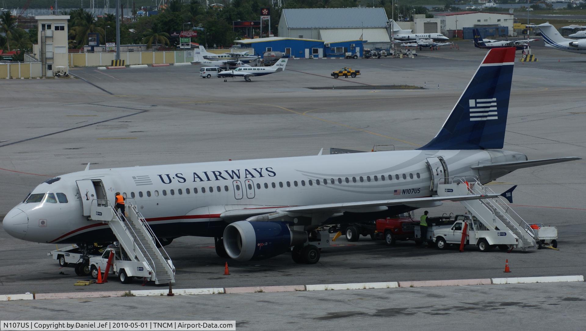 N107US, 1999 Airbus A320-214 C/N 1052, N107US park on the tarmac being service by ground crew