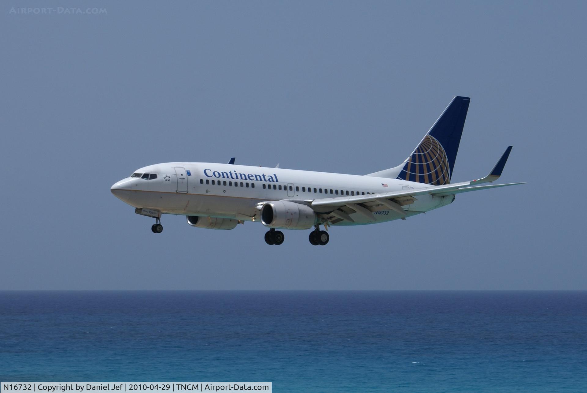 N16732, 1999 Boeing 737-724 C/N 28948, N16732 Continental landing at TNCM on water. lol