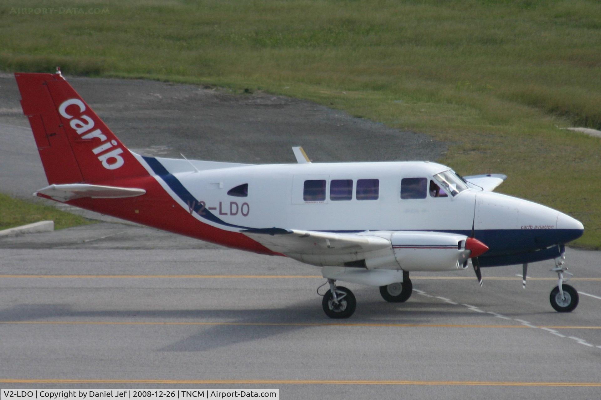 V2-LDO, 1970 Beech A65-8800 Queen Air Queen Air C/N LC-291, V2-LDO taxing to the active for take off